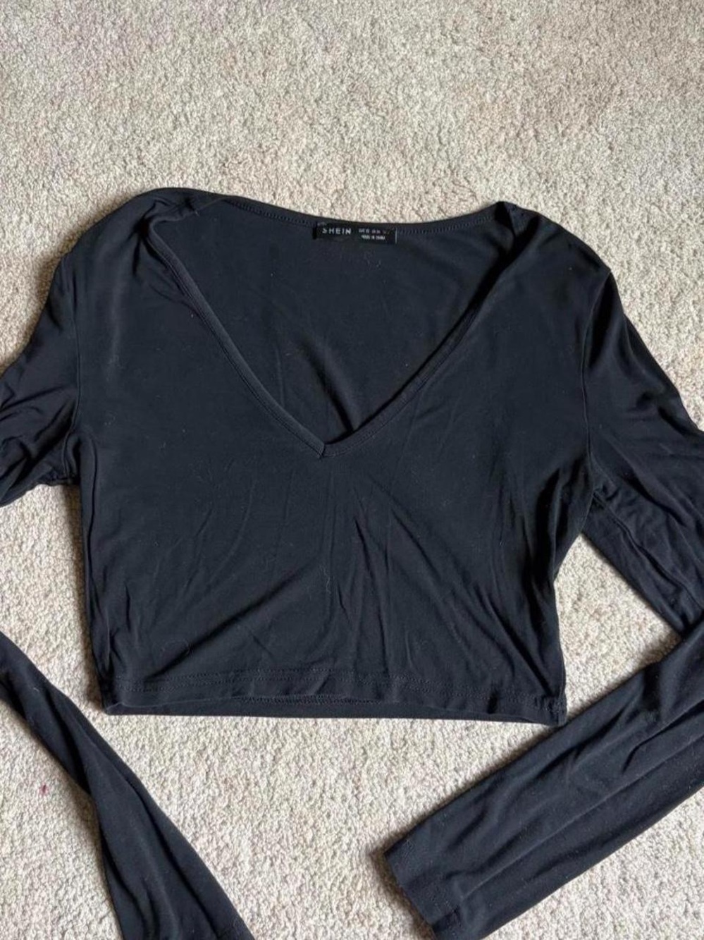 SHEIN Black V-Neck Long Sleeve Cropped Top